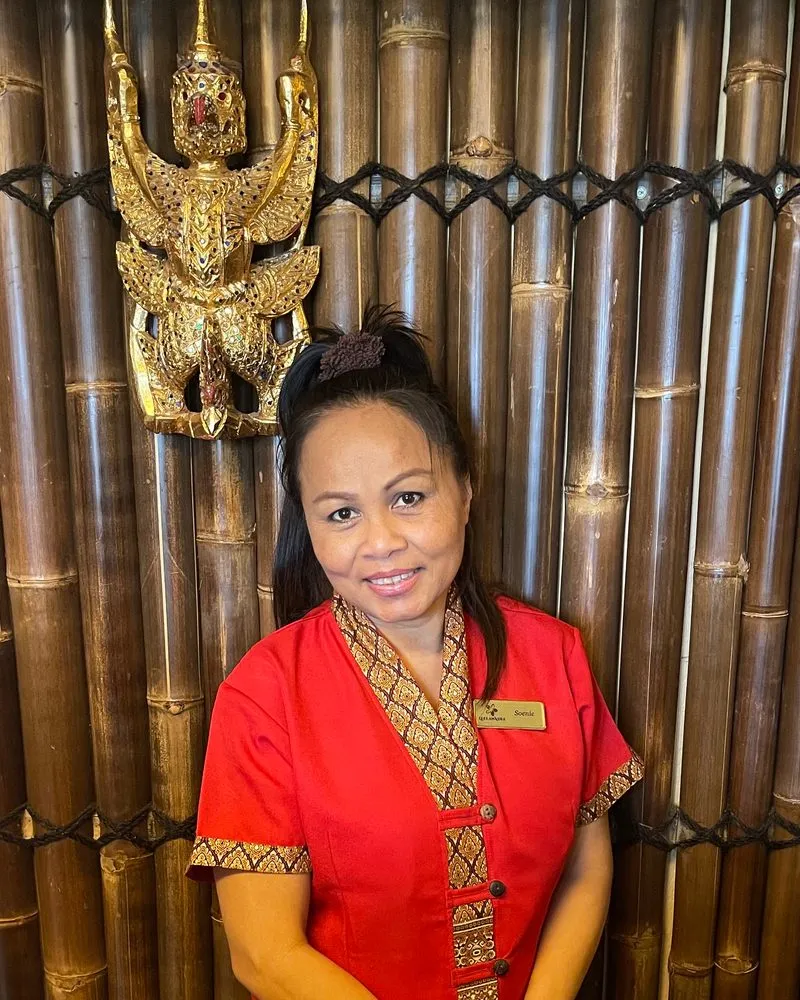 Masseuse bij Leelawadee in Thaise werkkleding
