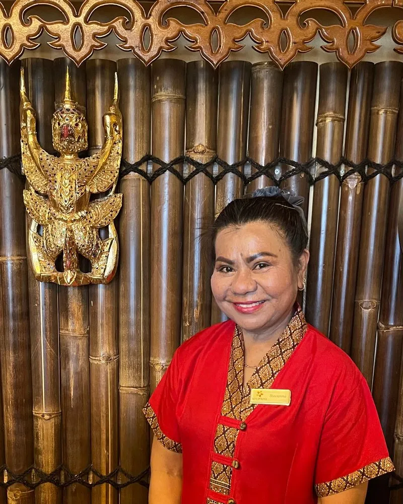 Masseuse bij Leelawadee in Thaise werkkleding