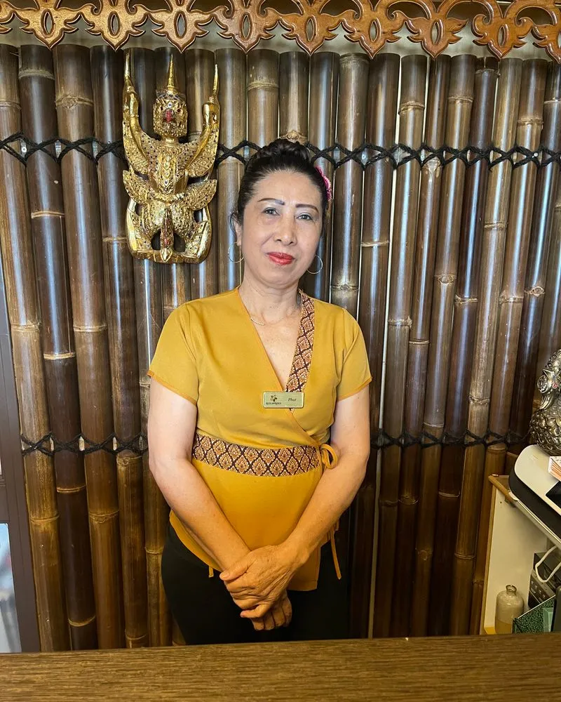 Masseuse bij Leelawadee in Thaise werkkleding