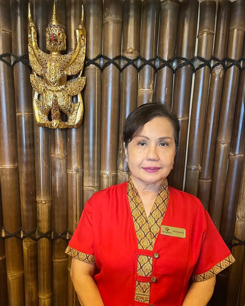 Masseuse bij Leelawadee in Thaise werkkleding